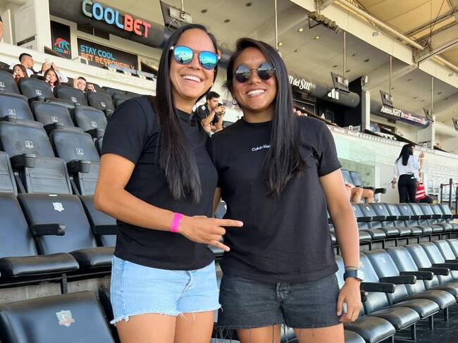 Bárbara Sánchez y Denisse Orellana en la presentación de Arturo Vidal en Colo Colo | Instagram