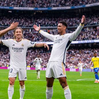 Real Madrid golea a Cádiz y espera el traspié de Barcelona para coronarse campeón de La Liga de España