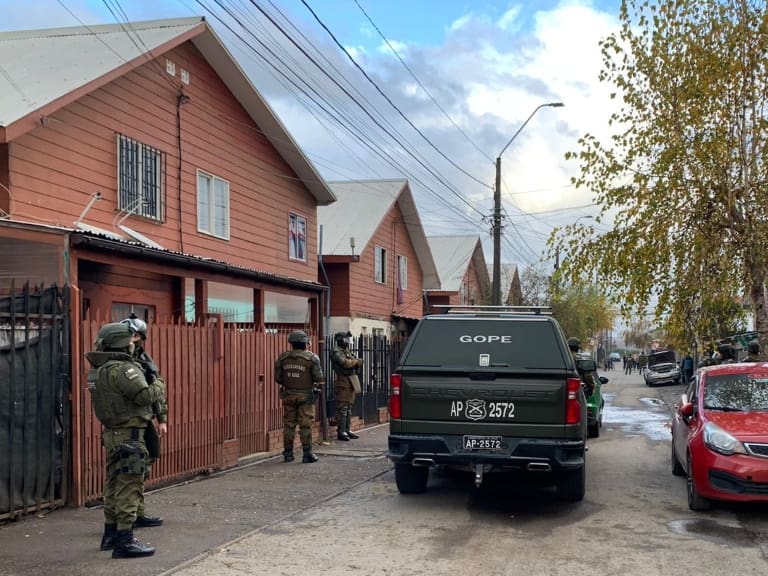 7 detenidos y 4 casas allanadas: amplio operativo por narcotráfico en Los Ángeles