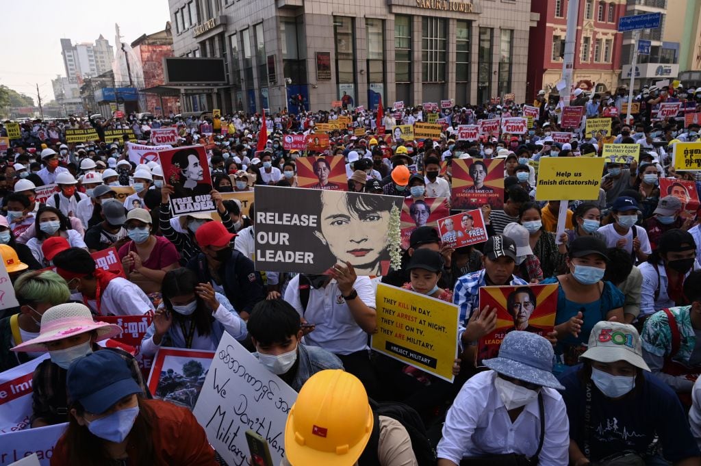 Masivas manifestaciones contra la dictadura militar en Rangún