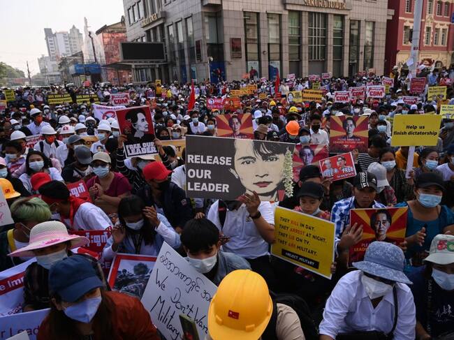 Masivas manifestaciones contra la dictadura militar en Rangún
