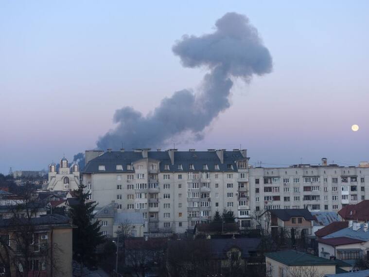 Una columna de humo se eleva desde los alrededores de Leópolis