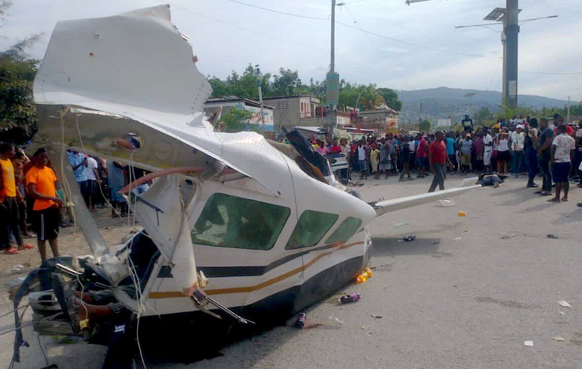 Parte de la avioneta que se accidentó en el municipio haitiano de Carrefour