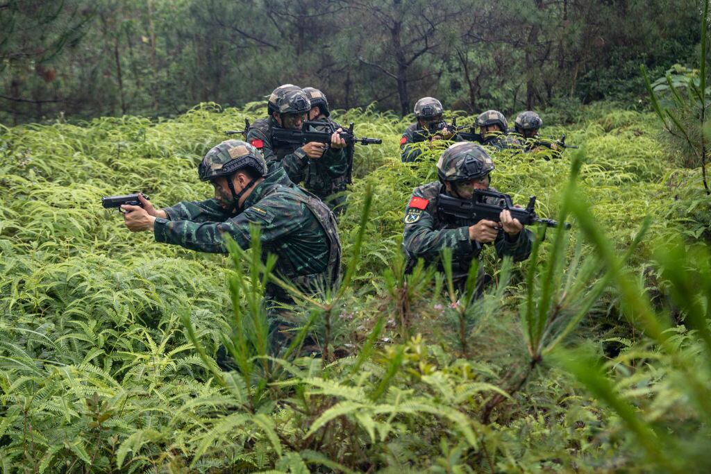 El ejército chino realiza un ejercicio militar en la zona de Yulin