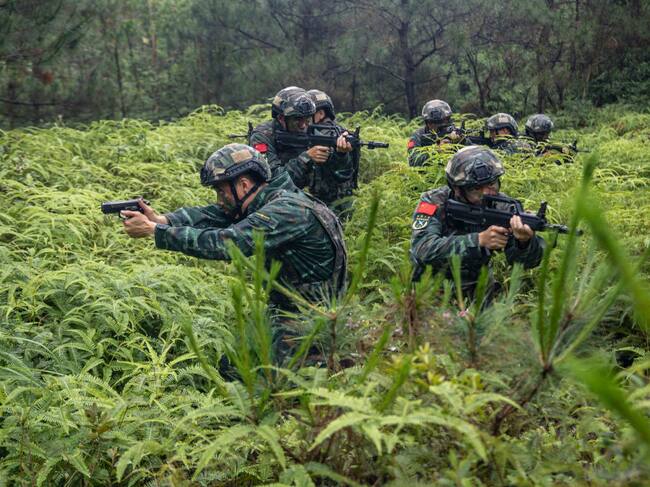 El ejército chino realiza un ejercicio militar en la zona de Yulin