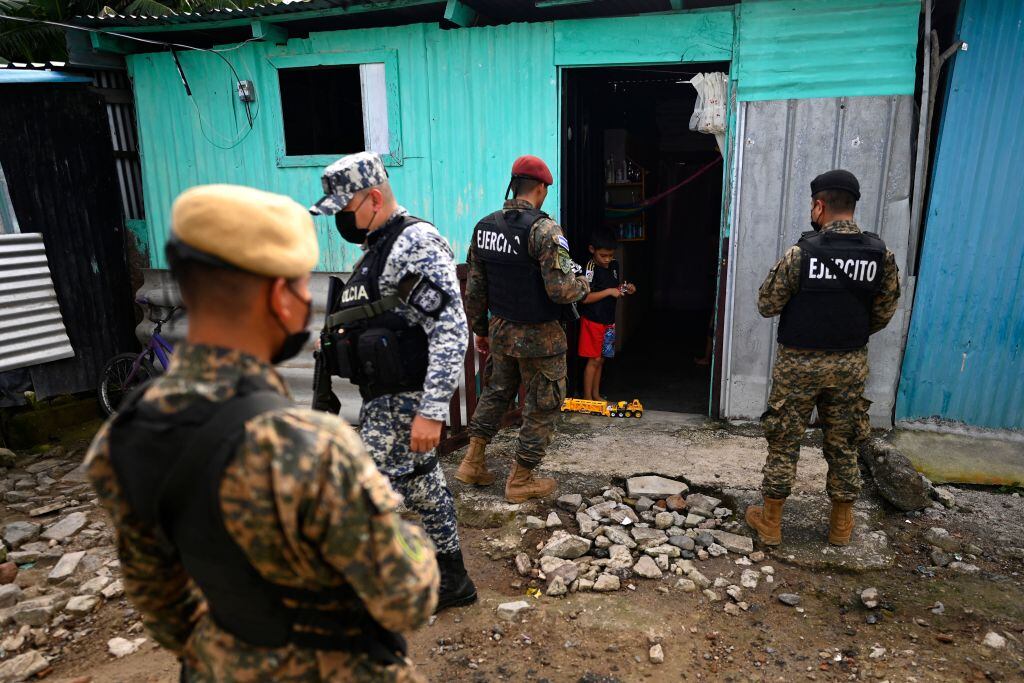 Policías y militares detienen a personas en los barrios de El Salvador