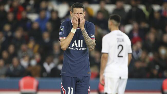 PARIS, FRANCE - OCTOBER 29: Angel Di Maria of PSG reacts during the Ligue 1 Uber Eats match between Paris Saint-Germain (PSG) and Lille OSC (LOSC) at Parc des Princes stadium on October 29, 2021 in Paris, France. (Photo by John Berry/Getty Images)