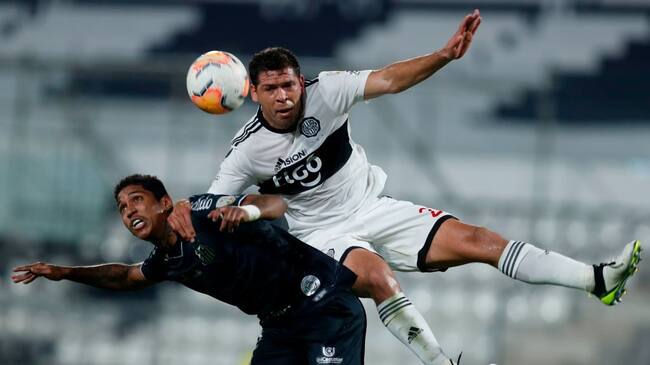 Brazil's Santos player Raniel (L) and Paraguay's Olimpia defender Jose Leguizamon vie for the ball during their closed-door Copa Libertadores group phase football match at the Manuel Ferreira Stadium in Asuncion, on October 1, 2020, amid the COVID-19 novel coronavirus pandemic. (Photo by Jorge SAENZ / POOL / AFP) (Photo by JORGE SAENZ/POOL/AFP via Getty Images)