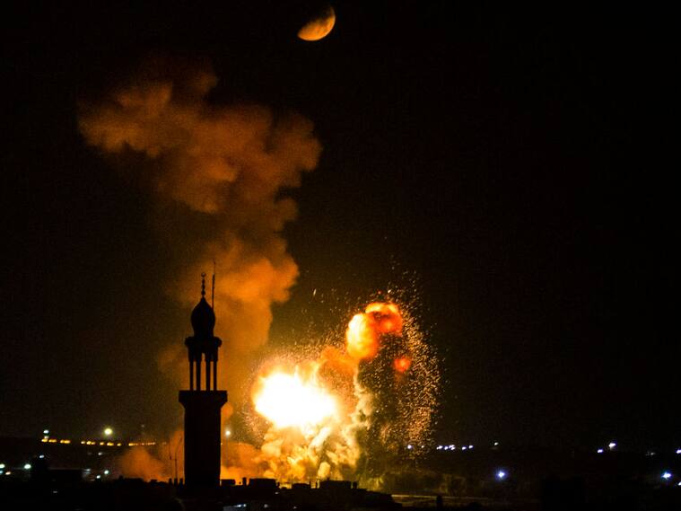 El fuego y el humo que dejan los bombardeos de Israel en un barrio de Gaza