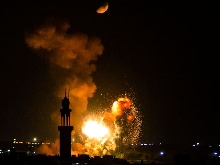 El fuego y el humo que dejan los bombardeos de Israel en un barrio de Gaza