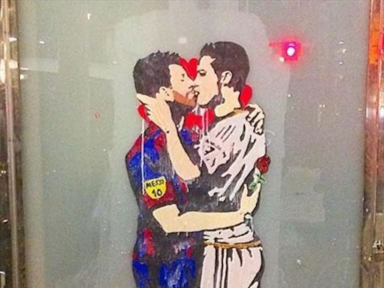 El grafiti del beso entre Cristiano Ronaldo y Messi que calienta el derbi español