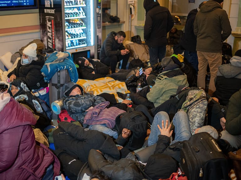 PRZEMYSL, POLAND, - MARCH 01: Groups of people with their belongings sleeping on chairs and on the floor of Przemysl station, six days after the start of Russia's attacks on Ukraine, March 1, 2022, in Przemysl, Poland. Przemysl station has become a safe haven for thousands of people fleeing the war that Russia launched against Ukraine on February 24. This city, located in southeastern Poland, borders Ukraine and is being used by refugees to escape the war in their country. (Photo By Pau Venteo/Europa Press via Getty Images)