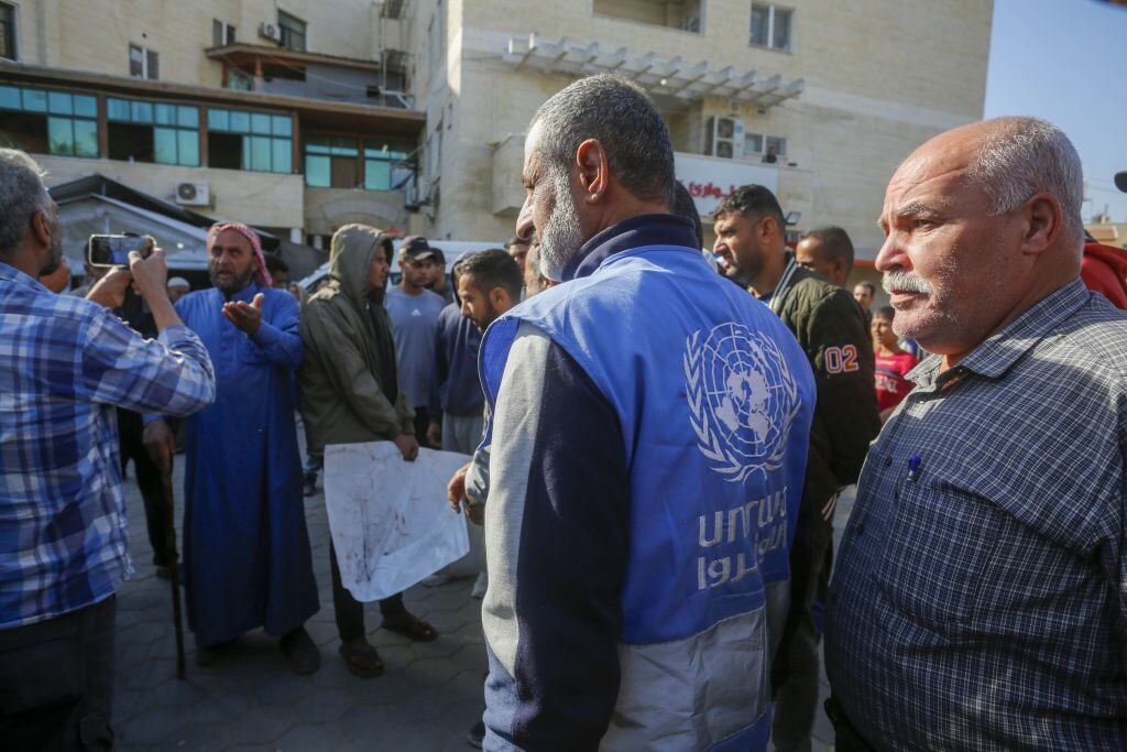 Miembros de la UNRWA en un recinto de refugiados palestinos en la Franja de Gaza en la Palestina ocupada