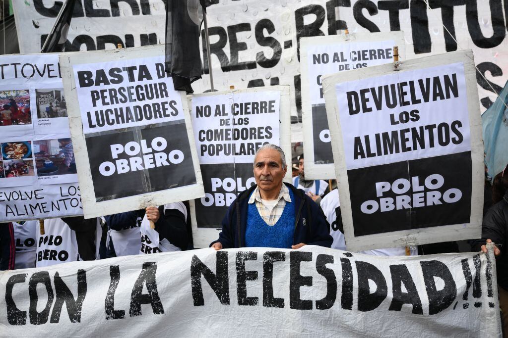 Organizaciones sociales se manifiestan contra el gobierno en la zona de Avellaneda en Buenos Aires de Argentina.