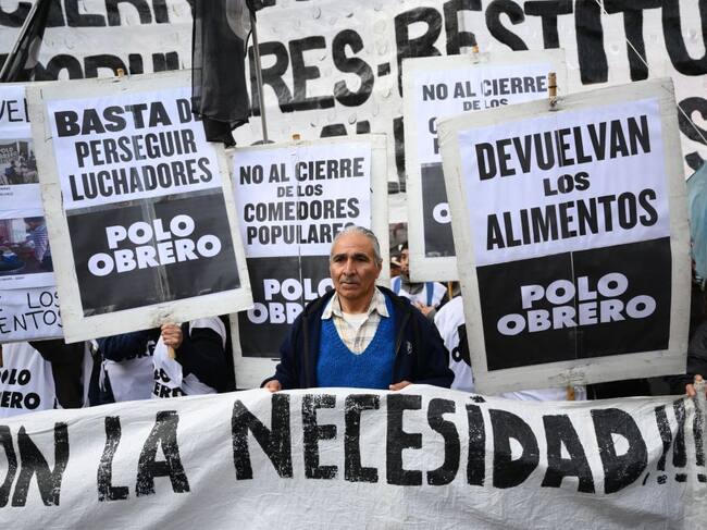 Organizaciones sociales se manifiestan contra el gobierno en la zona de Avellaneda en Buenos Aires de Argentina.