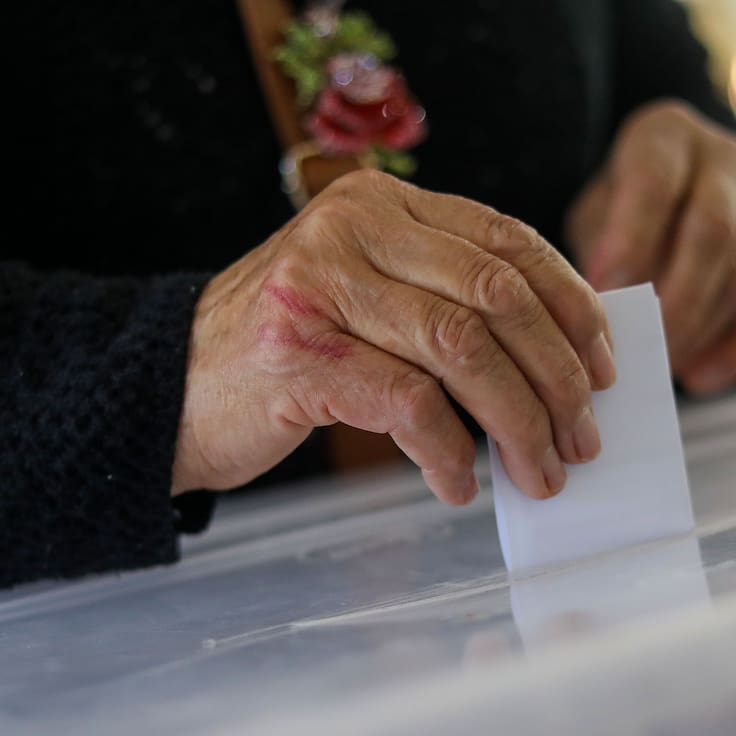 “Pensé que era más vivo”: figura de la farándula chilena se llena de críticas por publicar video con su voto