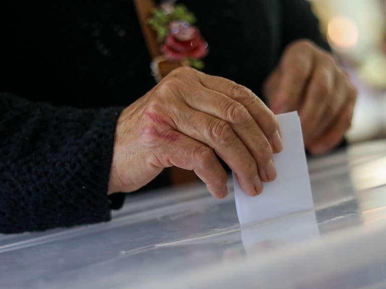 16 de noviembre de 2025 / SANTIAGO
Una persona introduce el voto en la urna, durante las elecciones Presidenciales y parlamentarias 2025, en el colegio María Ana Mogas
FOTO: SEBASTIAN BELTRAN GAETE / AGENCIAUNO