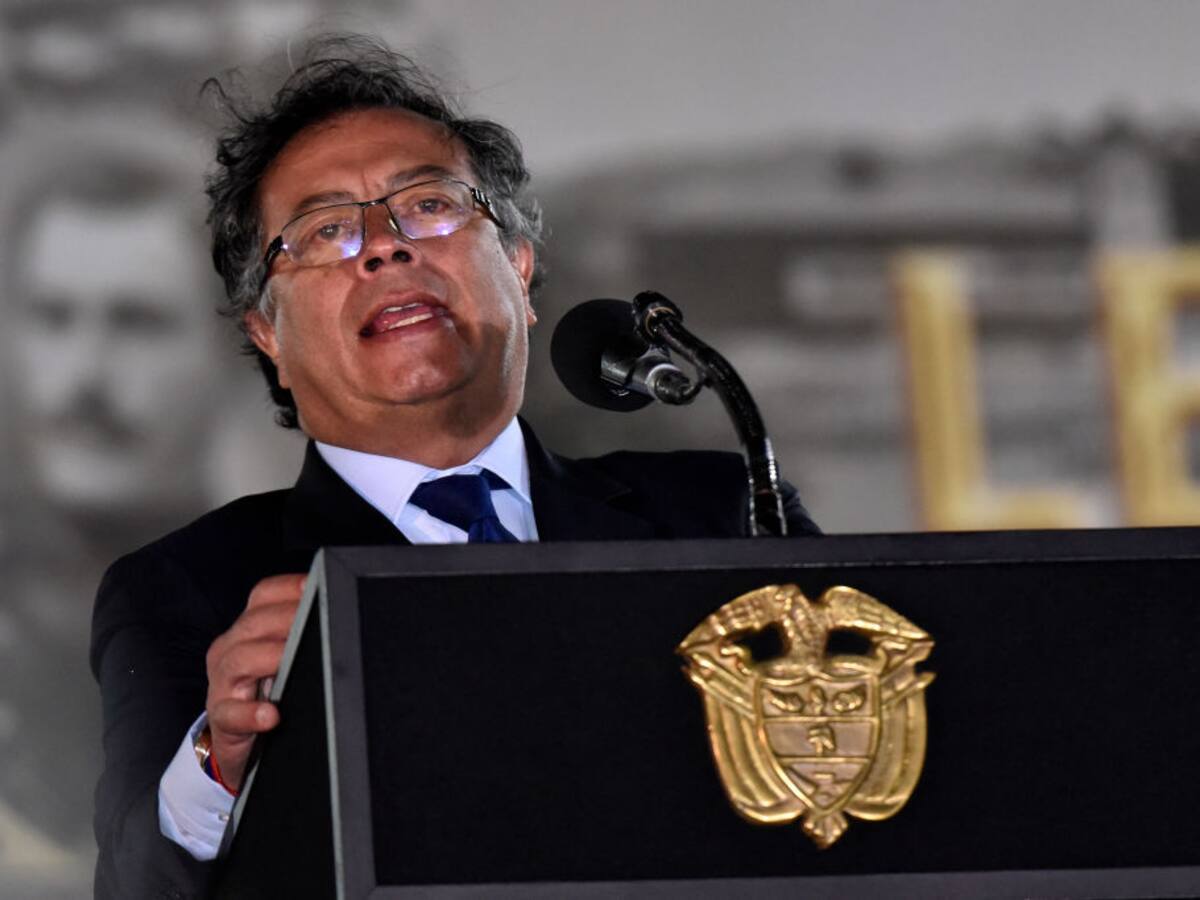 Presidente de Colombia plantea reconversión a los cocaleros
