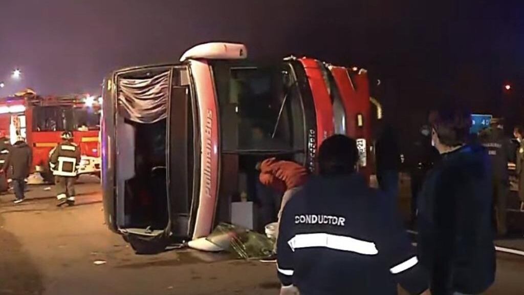 Accidente de tránsito, volcamiento, bus, Paine