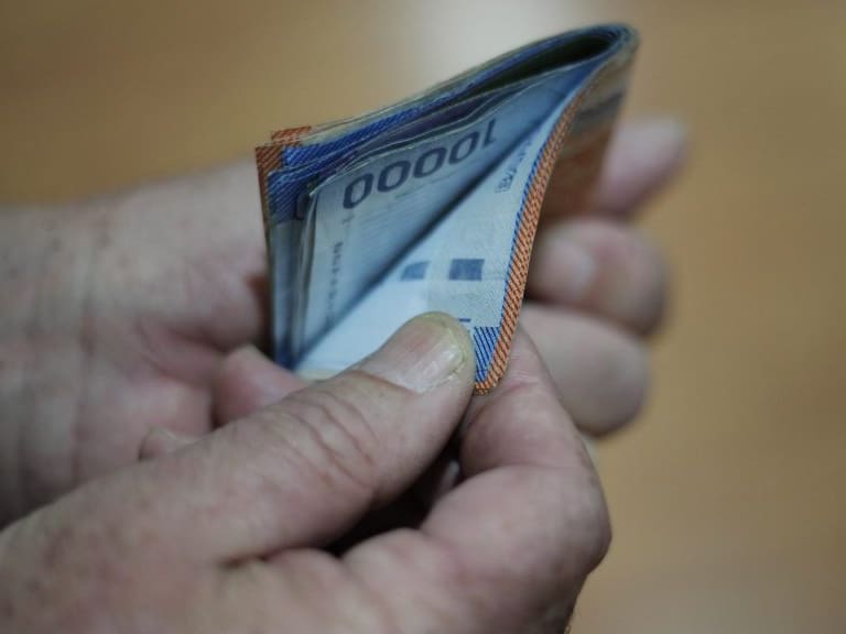 9 de julio de 2014/SANTIAGO
Detalle de billetes que suman 225 mil pesos, lo que equivale al salario mínimo que fue aprobado hoy por el senado. 

FOTO: DAVID VON BLOHN/ AGENCIAUNO