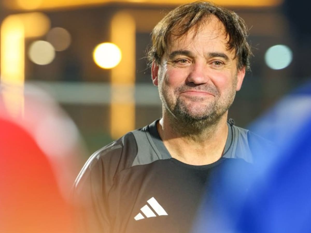 Con presentación “mundialera”: José Luis Sierra extiende su contrato dirigiendo en el fútbol de Qatar
