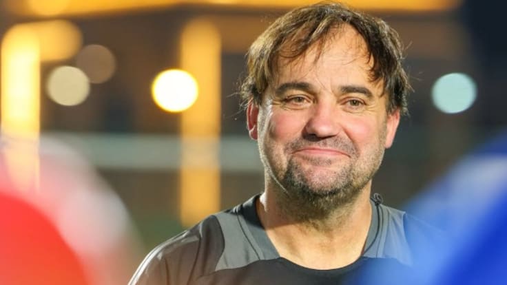 Con presentación “mundialera”: José Luis Sierra extiende su contrato dirigiendo en el fútbol de Qatar
