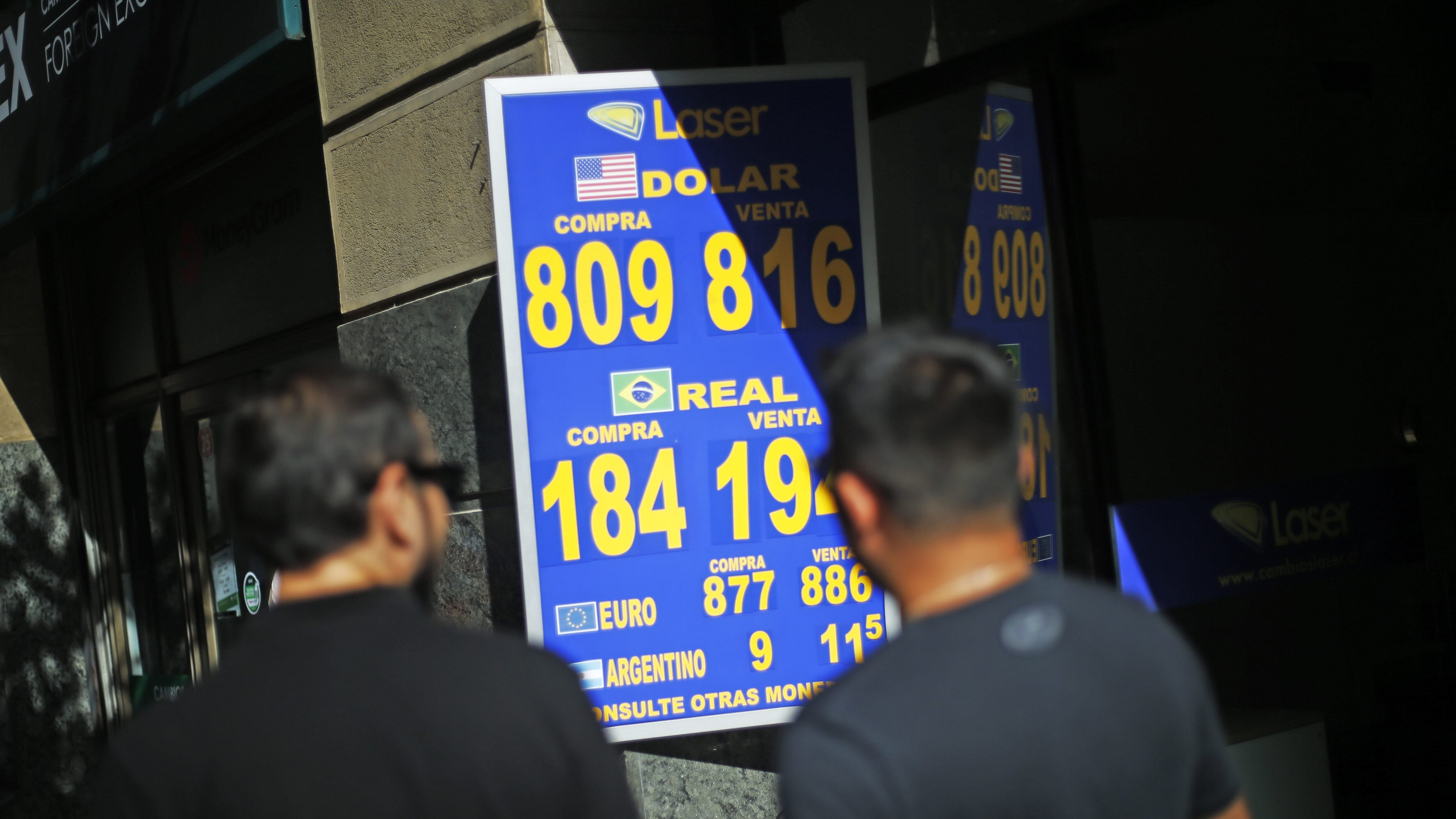 Al alza: dólar volvió a subir con máximos no vistos desde junio de 2020