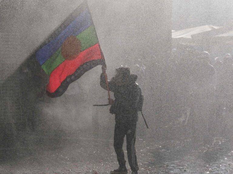 04 De Julio del 2021/SantiagoDurante la primera sesion de la convención constitucional, miles de personas se manifiestan en la Plaza de Armas exigiendo la liberación de los presos políticos del Estallido Social.
FOTO: DANIEL ARAYA MARTIN/AGENCIAUNO