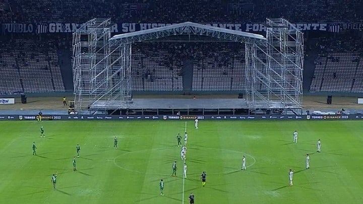 Liga argentina advierte que tomará medidas tras insólito escenario montado durante el partido entre Talleres y Banfield