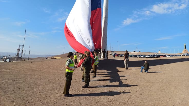 Rememorando al teniente Emmanuel Sánchez: Carabineros realiza izamiento de la bandera en su 97° aniversario en Arica