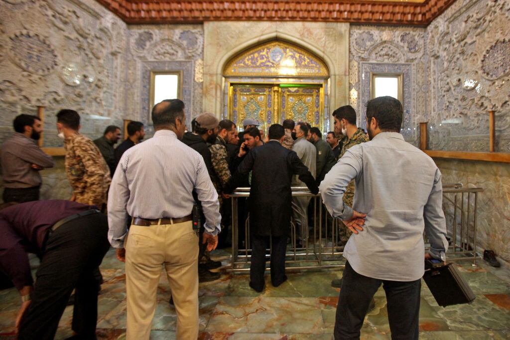 Personas buscan ayudar a heridos tras el ataque en el mausoleo de Shah Cheragh