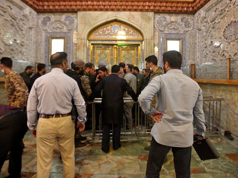 Personas buscan ayudar a heridos tras el ataque en el mausoleo de Shah Cheragh