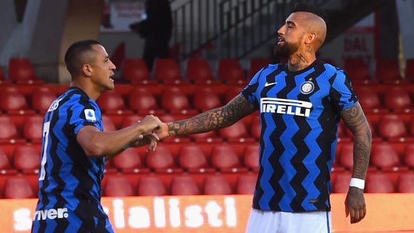 BENEVENTO, ITALY - SEPTEMBER 30:  Arturo Vidal, Romelu Lukaku and Alexis Sanchez of FC Internazionale celebrate during the Serie A match between Benevento Calcio and FC Internazionale at Stadio Ciro Vigorito on September 30, 2020 in Benevento, Italy.  (Photo by Claudio Villa - Inter/Inter via Getty Images)