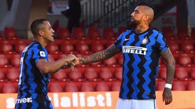 BENEVENTO, ITALY - SEPTEMBER 30: Arturo Vidal, Romelu Lukaku and Alexis Sanchez of FC Internazionale celebrate during the Serie A match between Benevento Calcio and FC Internazionale at Stadio Ciro Vigorito on September 30, 2020 in Benevento, Italy. (Photo by Claudio Villa - Inter/Inter via Getty Images)