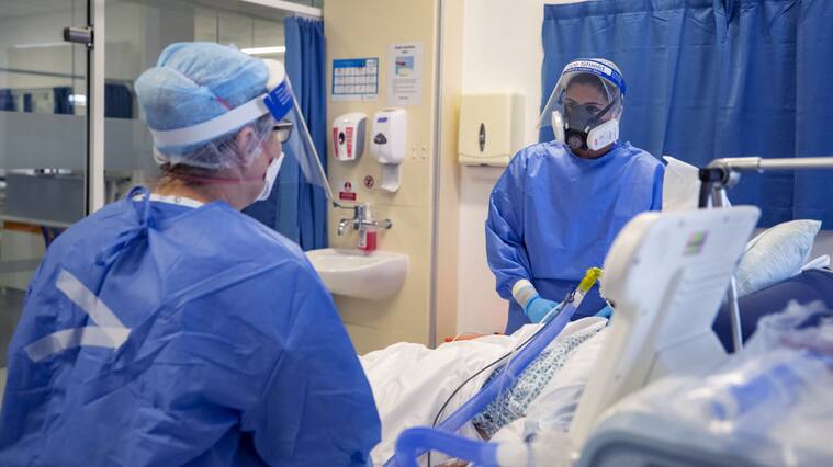 Trabajadores de la salud atienden a paciente del Covid-19 en Hospital de Merseyside