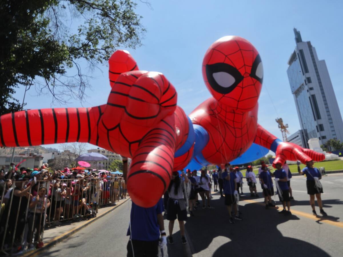 Paris Parade en imágenes: al menos 800 mil personas llegaron al desfile de globos gigantes en el centro de Santiago