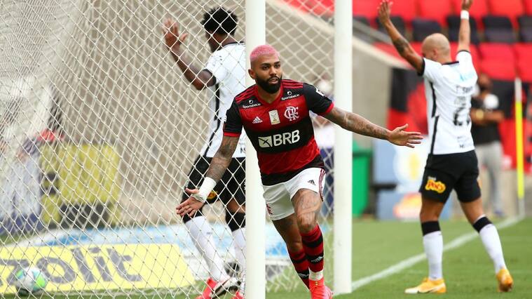 RIO DE JANEIRO, BRAZIL - FEBRUARY 14: Gabriel Barbosa of Flamengo celebrates after scoring a goal during a match between Flamengo and Corinthians as part of 2020 Brasileirao Series A at Maracana Stadium on February 14, 2021 in Rio de Janeiro, Brazil. (Photo by Buda Mendes/Getty Images)