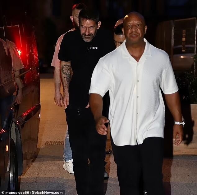 Scott Carson (polera negra) | Daily Mail