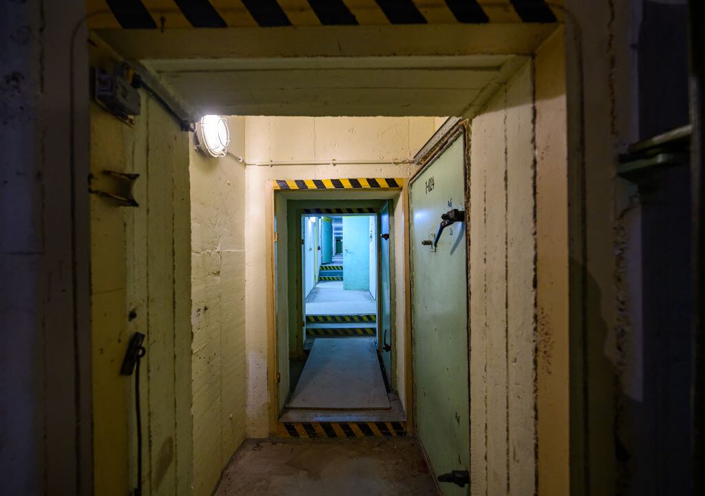 Personal del ministerio de interior de Alemania exhibe el ingreso a un bunker en el estado de Brandeburgo
