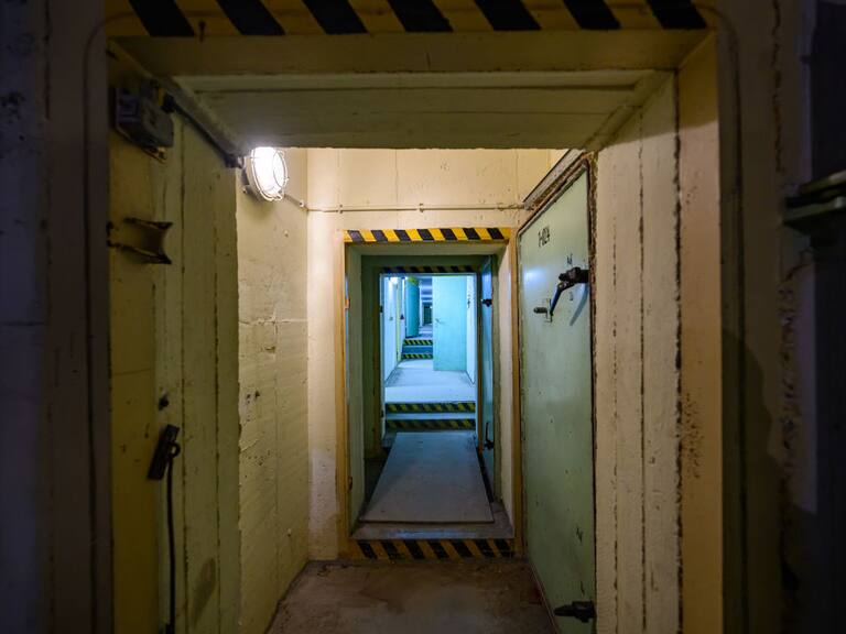 Personal del ministerio de interior de Alemania exhibe el ingreso a un bunker en el estado de Brandeburgo