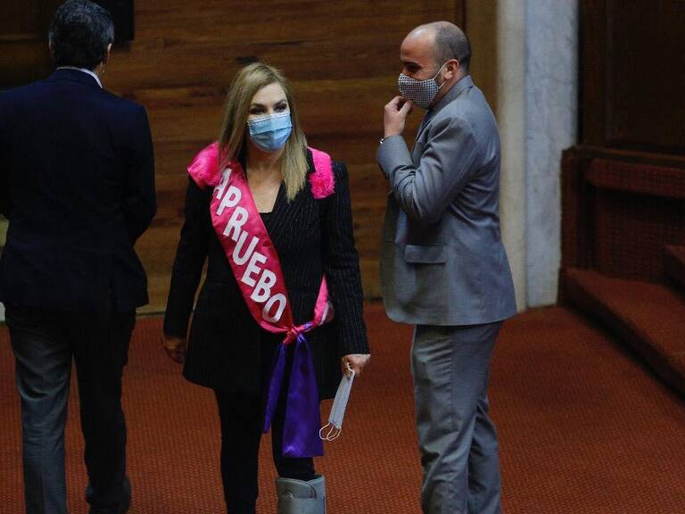 Diputada Jiles asistirá con banda del «Apruebo» en modo de protesta contra gabinete ministerial
