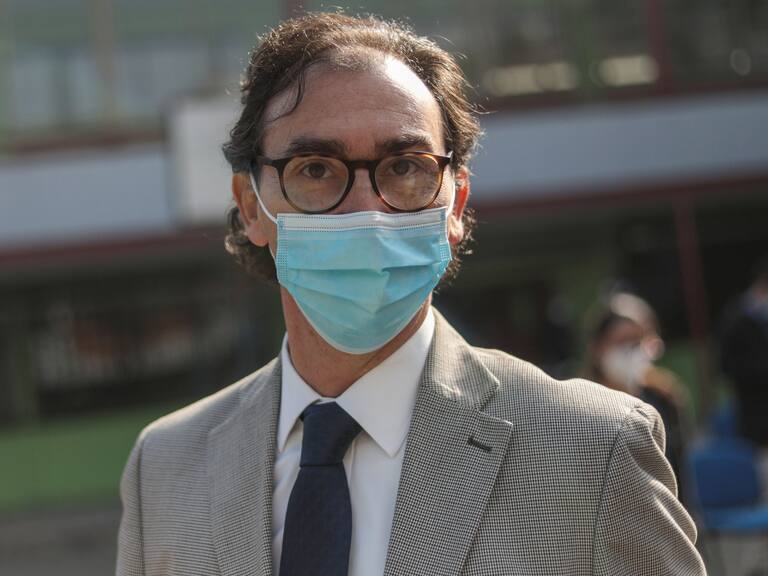 5 de agosto del 2021/SANTIAGORaul Figueroa, ministro de Educacion, durante el acompañarán a los estudiantes y profesores del Colegio Providencia para hacer una Búsqueda Activa de Casos en el perímetro y revisar las medidas sanitarias y de aforo adoptadas.
FOTO: MINSAL/AGENCIAUNO