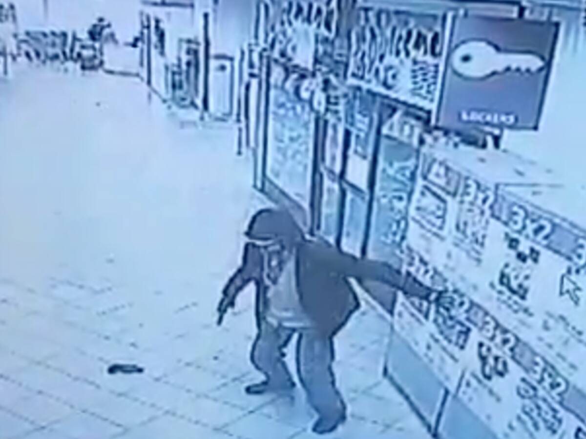 Desconocidos roban 8 millones de pesos de un supermercado en un minuto