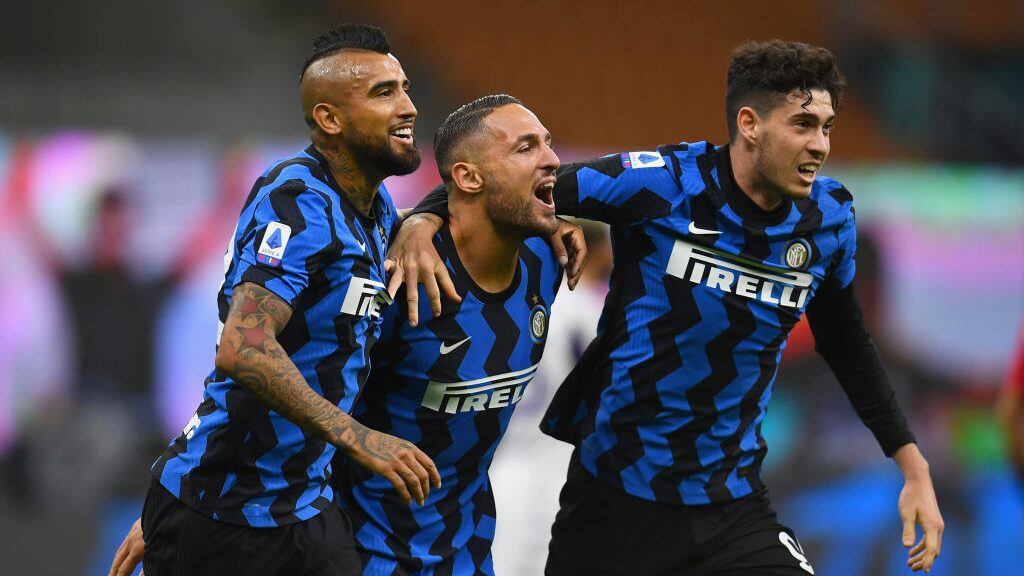 MILAN, ITALY - SEPTEMBER 26: Danilo D'Ambrosio of FC Internazionale celebrates with Arturo Vidal and Alessandro Bastoni after scoring a goal during the Serie A match between FC Internazionale and ACF Fiorentina at Stadio Giuseppe Meazza on September 26, 2020 in Milan, Italy. (Photo by Claudio Villa - Inter/Inter via Getty Images)