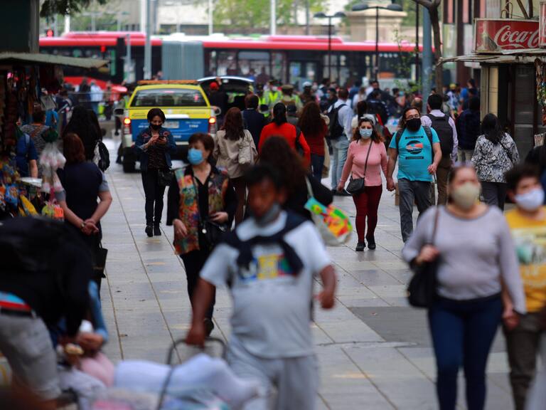 24 de Septiembre de 2020/SANTIAGOPersonas transitando en Paseo Ahumada, durante vuelta a la normalidad y aglomeraciones de gente en el centro de la comuna de Santiago, donde hoy se registraron 124 nuevos fallecidos, siendo la cifra mas alta de los ultimos 2 meses, en medio de la pandemia de COVID-19.
FOTO: JOSE FRANCISCO ZUÑIGA/ AGENCIAUNO