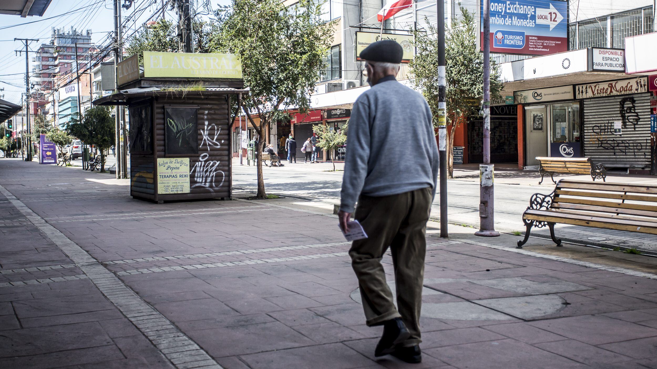14 OCTUBRE 2020 / OSORNO. Un adulto mayor camina por una cntrica calle durante la cuarentena total por la emergencia sanitaria provocada por el coronavirus.
FOTO: FERNANDO LAVOZ / AGENCIAUNO.