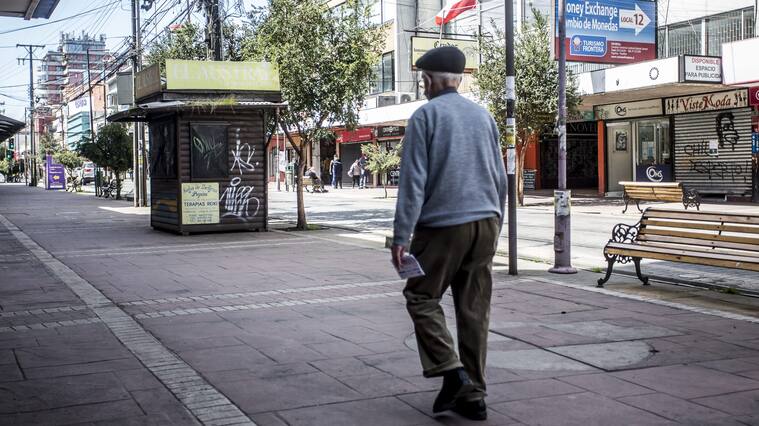 14 OCTUBRE 2020 / OSORNO. Un adulto mayor camina por una cntrica calle durante la cuarentena total por la emergencia sanitaria provocada por el coronavirus.
FOTO: FERNANDO LAVOZ / AGENCIAUNO.