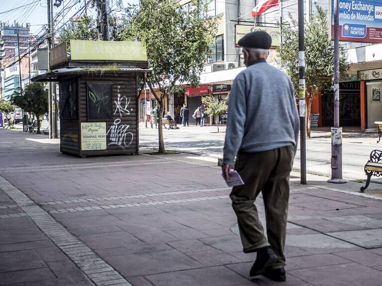 14 OCTUBRE 2020 / OSORNO. Un adulto mayor camina por una cntrica calle durante la cuarentena total por la emergencia sanitaria provocada por el coronavirus.
FOTO: FERNANDO LAVOZ / AGENCIAUNO.