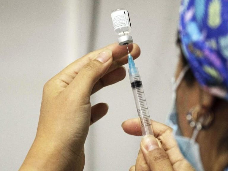 18 ENERO 2020 / ARICAEnfermera con la inyeccion   durante la vacunación de la vacuna    Pfizer-BioNTechen el Hospital Juan Noe de la ciudad de Arica .
FOTO: NICOLAS LE-BLANC / AGENCIAUNO