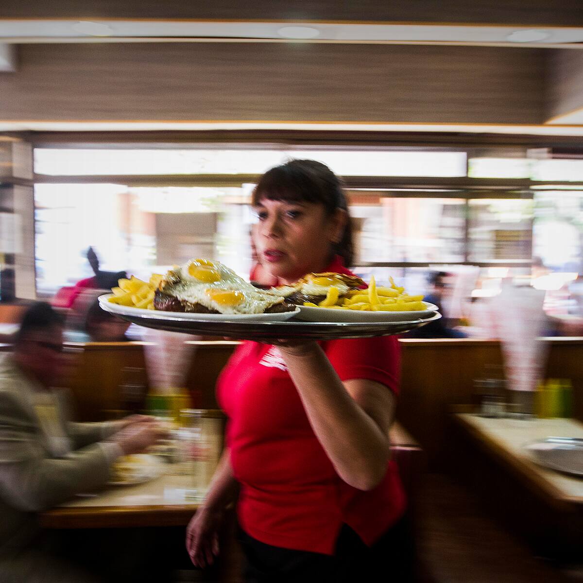 Desempleo baja en Chile en el trimestre junio-agosto: los motivos